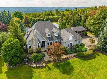 Dundas, ON L9H7P6, 6 Bedrooms Bedrooms, ,4 BathroomsBathrooms,Single Family,For Sale,H4176089