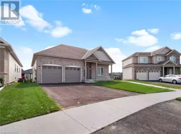 402 HUMMEL Crescent, Fort Erie, Ontario L2A0E8, 3 Bedrooms Bedrooms, ,2 BathroomsBathrooms,Single Family,For Sale,HUMMEL,40495335