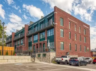 Hamilton, ON L8P4C4, 2 Bedrooms Bedrooms, ,3 BathroomsBathrooms,Single Family,For Sale,H4176656