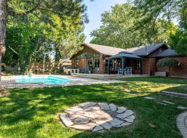 Niagara-on-the-Lake, Ontario L0S1J0, 4 Bedrooms Bedrooms, ,2 BathroomsBathrooms,Single Family,For Sale,H4174732
