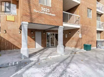 3025 The Credit Woodlands Drive, Mississauga, Ontario L5C2V3, 6 Bedrooms Bedrooms, ,2 BathroomsBathrooms,Single Family,For Sale,The Credit Woodlands,W7305532