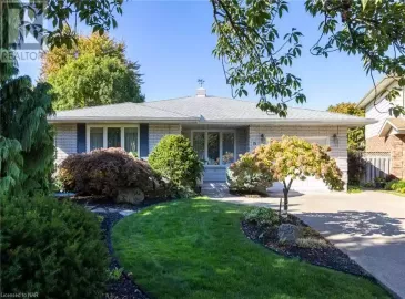 15 WOODGARDEN Court, St. Catharines, Ontario L2M7C9, 3 Bedrooms Bedrooms, ,3 BathroomsBathrooms,Single Family,For Sale,WOODGARDEN,40505728