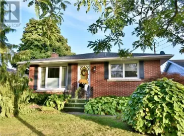 8 HENRY Street, Niagara-on-the-Lake, ON L0S1T0, 4 Bedrooms Bedrooms, ,2 BathroomsBathrooms,Single Family,For Sale,HENRY,40446205