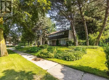 2 Chieftain Crescent, Toronto, Ontario M2L2H4, 5 Bedrooms Bedrooms, ,5 BathroomsBathrooms,Single Family,For Sale,Chieftain,C6683534