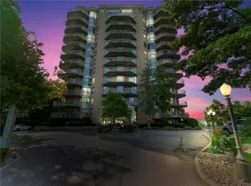 Burlington, ON L7R4K1, 2 Bedrooms Bedrooms, ,2 BathroomsBathrooms,Single Family,For Sale,H4169867